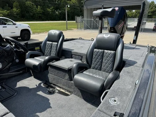 Slide: The Image of Phoenix Bass Boat 21 XE 2025 - 16