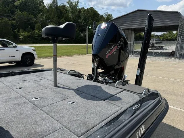 Slide: The Image of Phoenix Bass Boat 21 XE 2025 - 17
