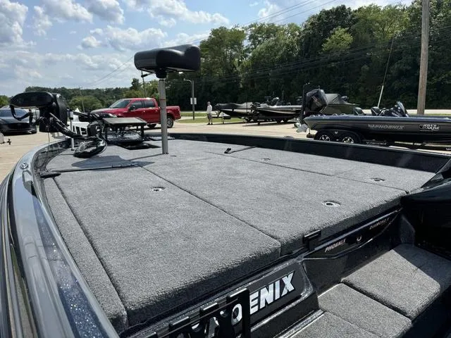 Slide: The Image of Phoenix Bass Boat 21 XE 2025 - 18