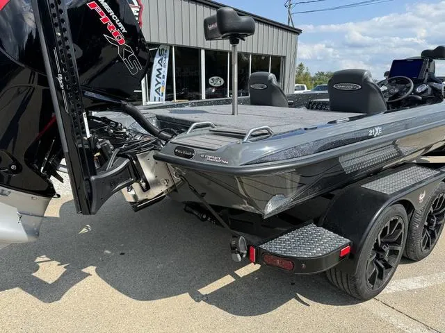 Slide: The Image of Phoenix Bass Boat 21 XE 2025 - 3