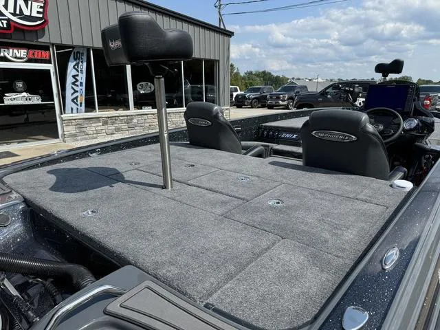 Slide: The Image of Phoenix Bass Boat 21 XE 2025 - 4