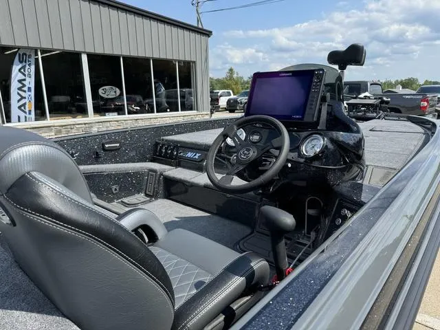 Slide: The Image of Phoenix Bass Boat 21 XE 2025 - 5