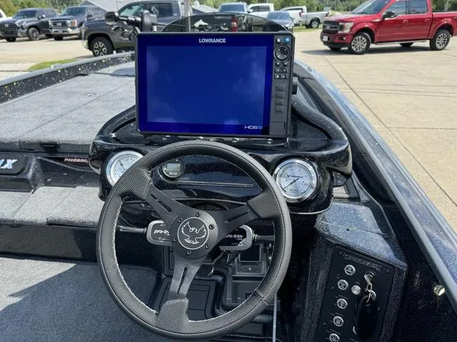 Slide: The Image of Phoenix Bass Boat 21 XE 2025 - 6