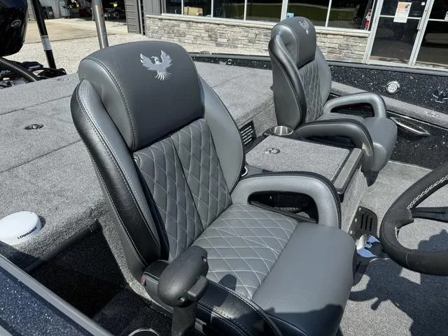 Slide: The Image of Phoenix Bass Boat 21 XE 2025 - 7