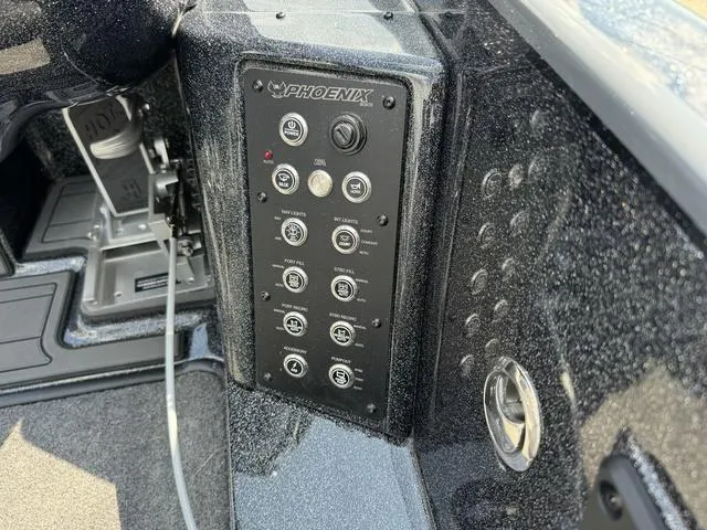 Slide: The Image of Phoenix Bass Boat 21 XE 2025 - 8
