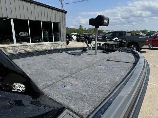 Slide: The Image of Phoenix Bass Boat 21 XE 2025 - 9