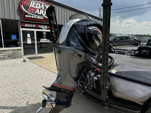 Slide: The Image of Skeeter FXR20 Limited 2025 - 3