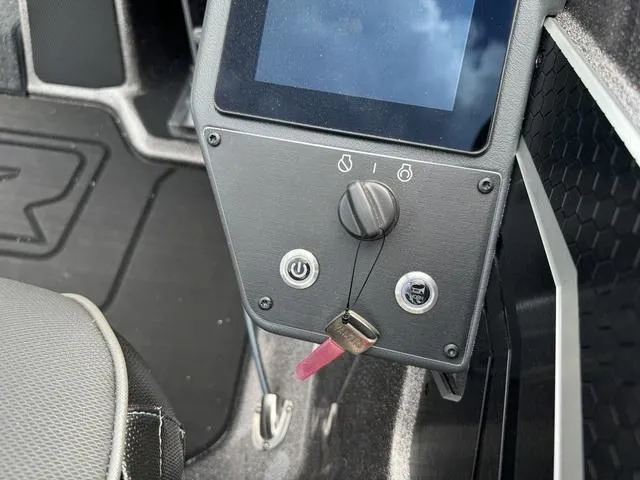 Slide: The Image of Skeeter FXR20 Limited 2025 - 7