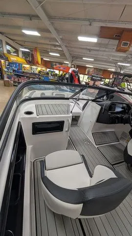 Slide: The Image of Yamaha 195S 2025 - 24