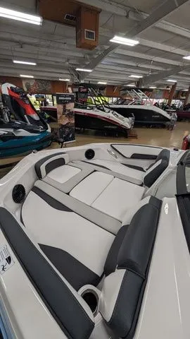 Slide: The Image of Yamaha 195S 2025 - 25