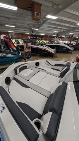 Slide: The Image of Yamaha 195S 2025 - 3