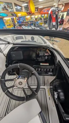 Slide: The Image of Yamaha 195S 2025 - 9