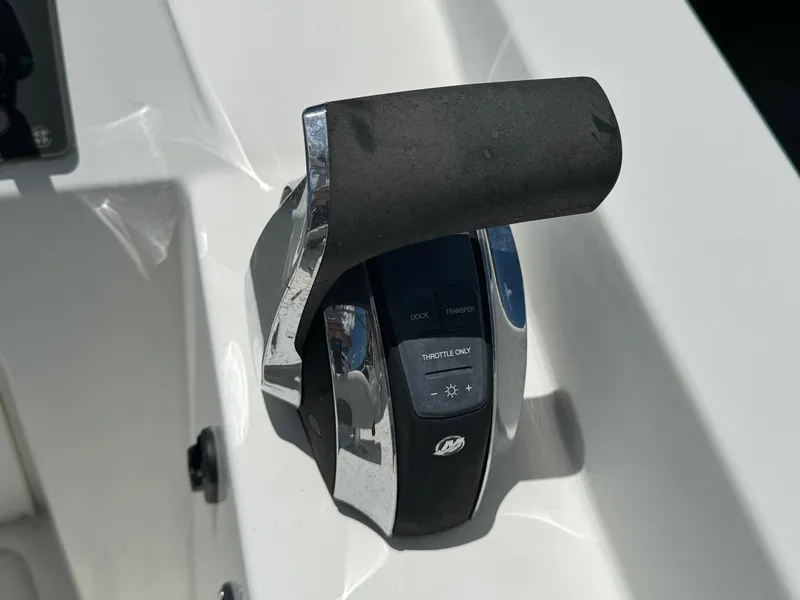 Slide: The Image of Throttle control lever on a 2017 Beneteau Swift Trawler 34 boat. - 42