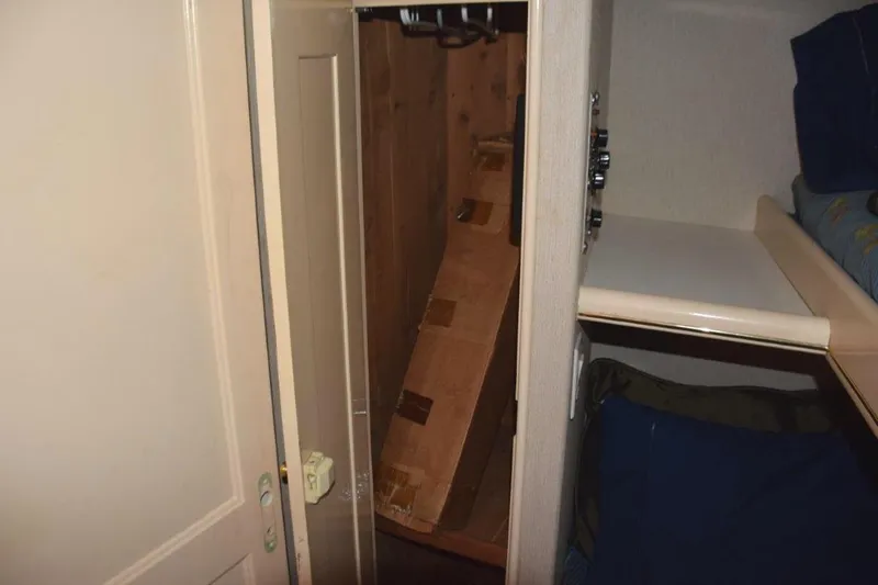 Slide: The Image of Guest closet - 20