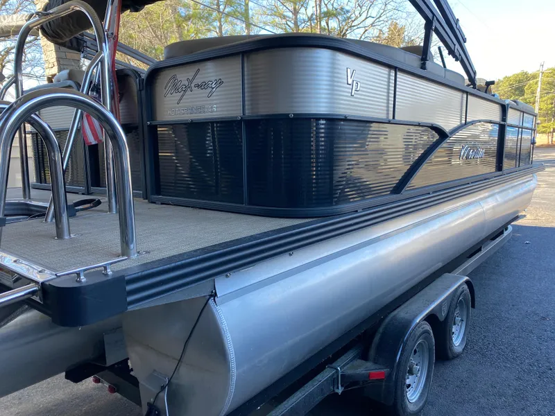 Slide: The Image of Manitou 23 Aurora LE RF 2021 - 3