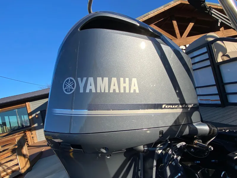 Slide: The Image of Yamaha outboard motor on 2025 SunCatcher Elite 324 SS boat. - 6