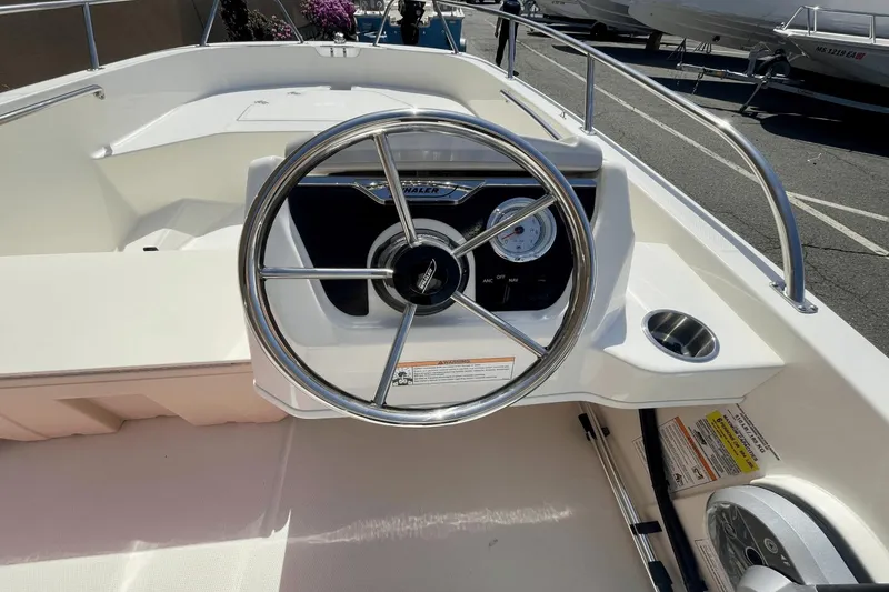 Slide: The Image of Boston Whaler 160 Super Sport 2025 - 5