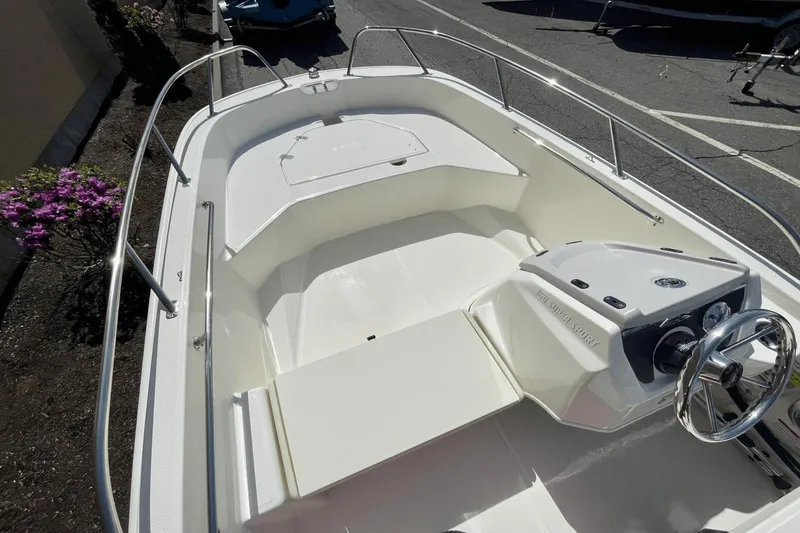 Slide: The Image of Boston Whaler 160 Super Sport 2025 - 6