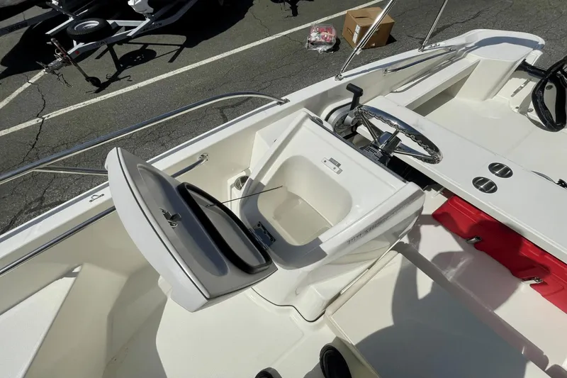 Slide: The Image of Boston Whaler 160 Super Sport 2025 - 7