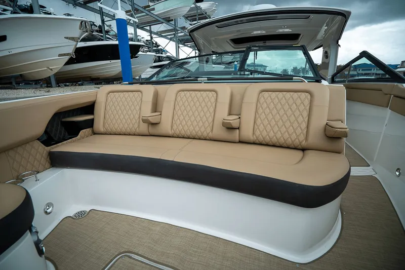 Slide: The Image of Sea Ray SLX 400 Outboard 2025 - 27