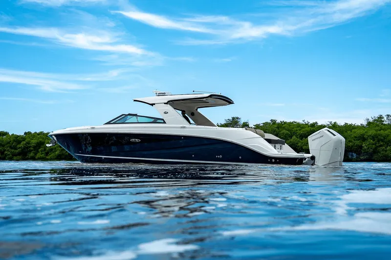 Slide: The Image of Sea Ray SLX 400 Outboard 2025 - 30