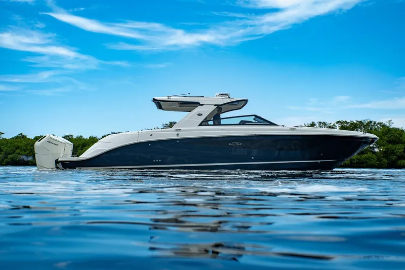 Slide: The Image of Sea Ray SLX 400 Outboard 2025 - 34