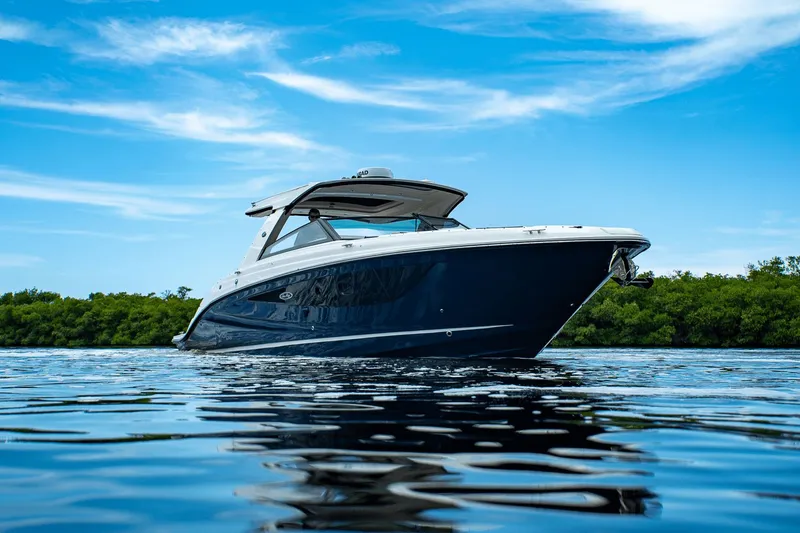 Slide: The Image of Sea Ray SLX 400 Outboard 2025 - 35