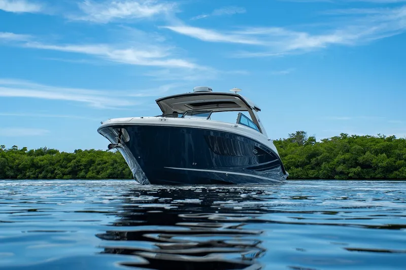 Slide: The Image of Sea Ray SLX 400 Outboard 2025 - 37