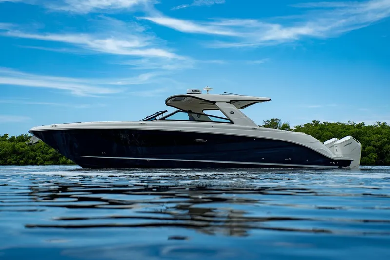 Slide: The Image of Sea Ray SLX 400 Outboard 2025 - 39