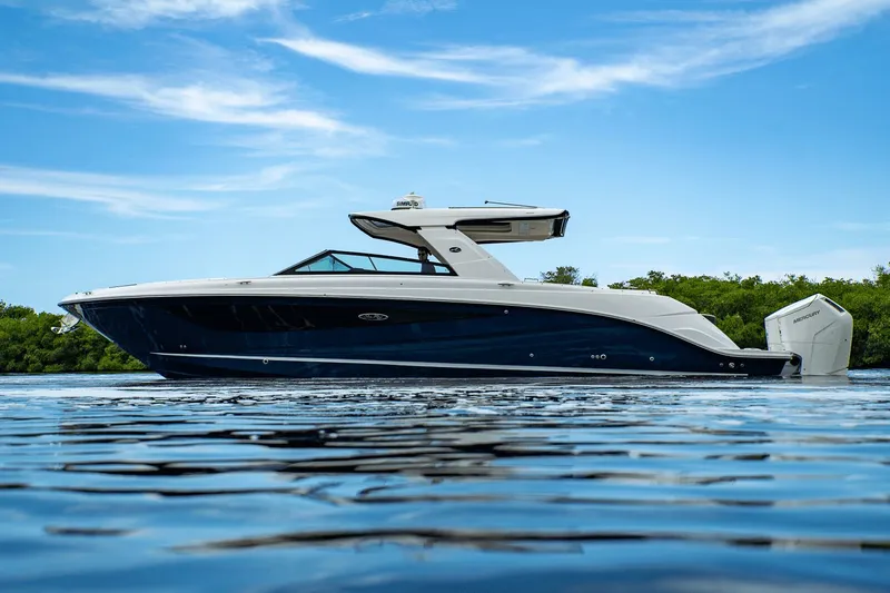 Slide: The Image of Sea Ray SLX 400 Outboard 2025 - 40
