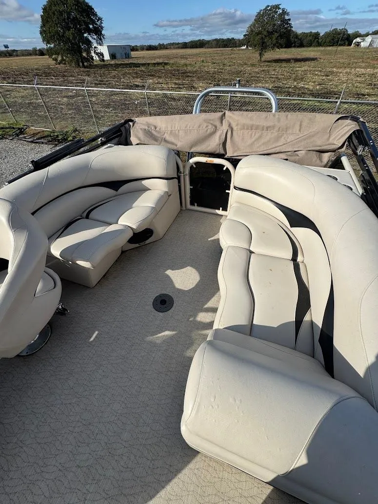 Slide: The Image of Yamaha motor label on Aloha Pontoon Tropical Series, 2021 model. - 6