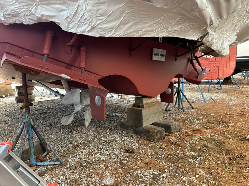 Slide: The Image of 2006 Sabre 42 Hard Top Express boat on stands, showing propeller and hull details. - 22