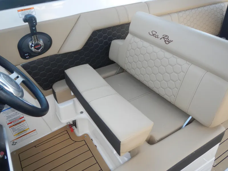 Slide: The Image of Sea Ray SDX 270 2019 - 8