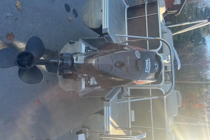 Slide: The Image of 2015 Manitou 25 Oasis SR pontoon boat with outboard motor, docked on a sunny day. - 12