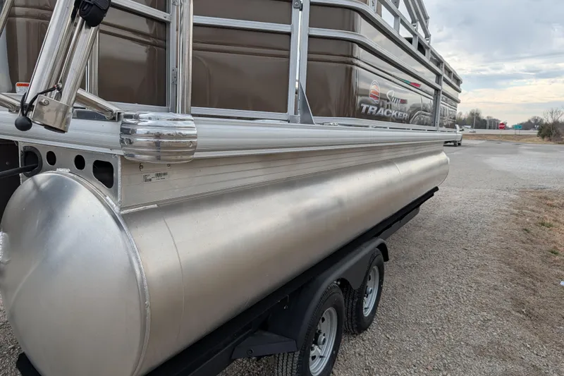 Slide: The Image of 2025 Sun Tracker SportFish 20 DLX pontoon boat on trailer, side view. - 86