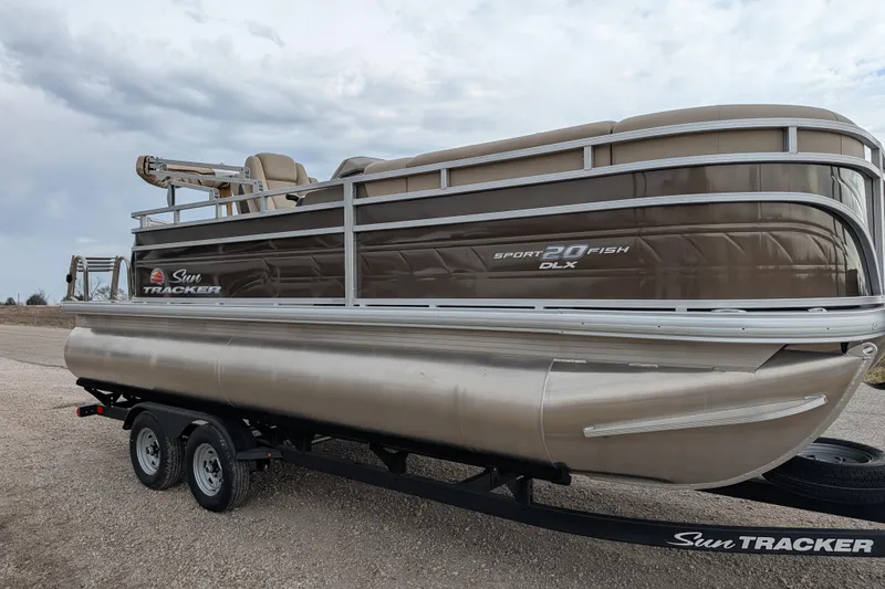 Slide: The Image of 2025 Sun Tracker SportFish 20 DLX pontoon boat on trailer, side view. - 89