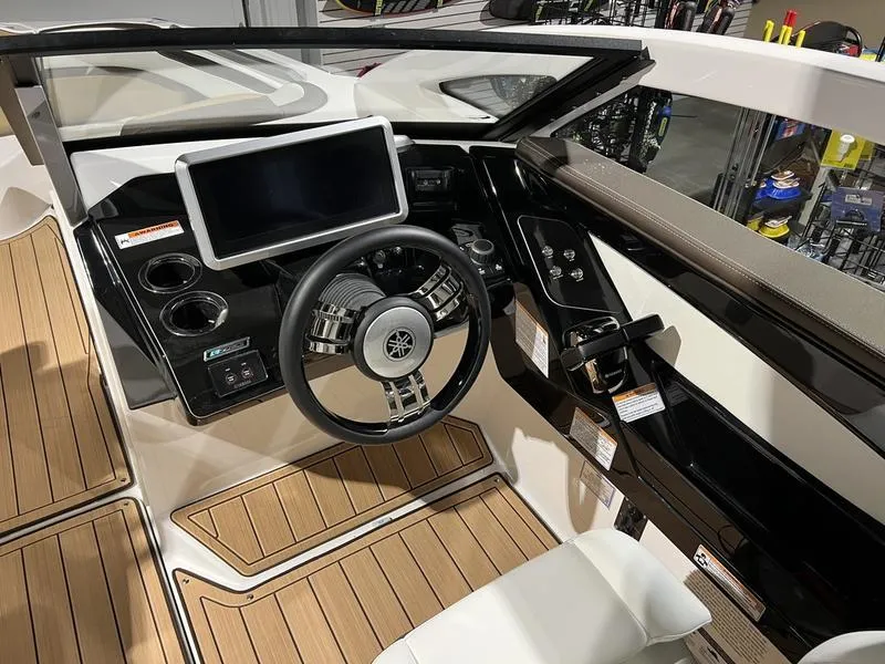 Slide: The Image of Yamaha 275SE 2023 - 7