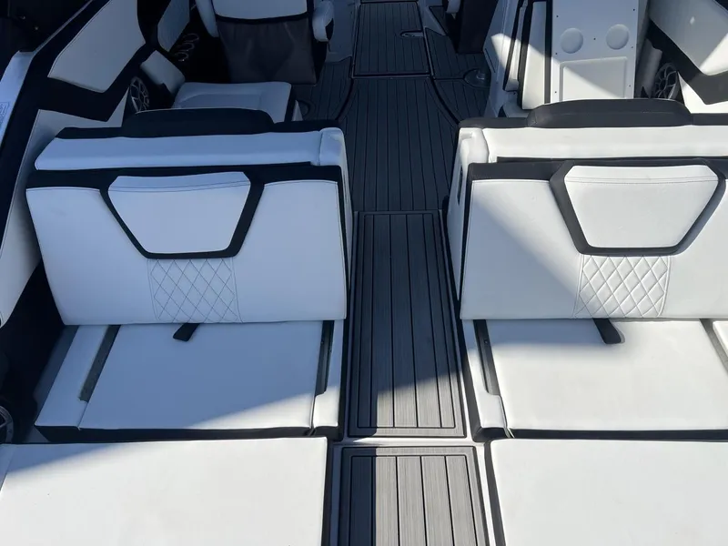 Slide: The Image of Yamaha 252SE 2025 - 18