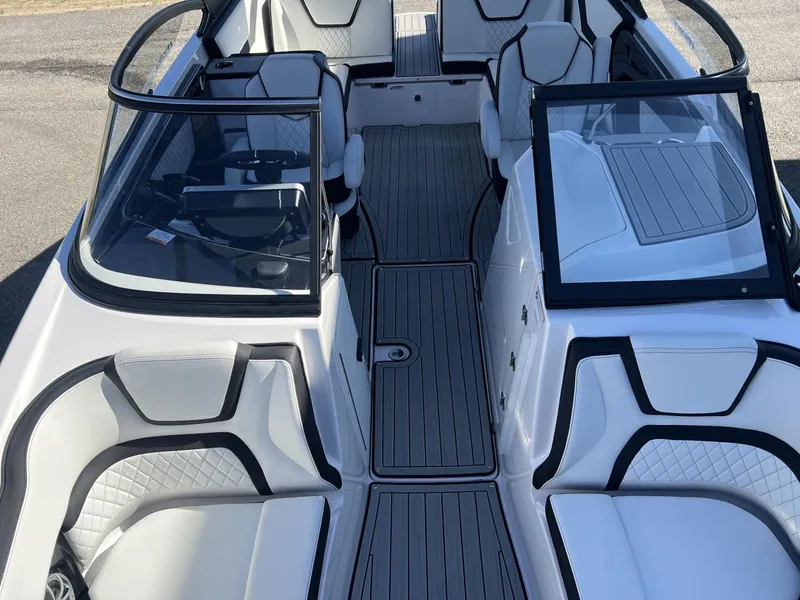 Slide: The Image of Yamaha 252SE 2025 - 3