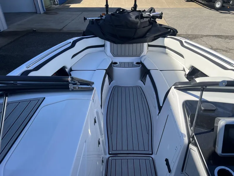 Slide: The Image of Yamaha 252SE 2025 - 5