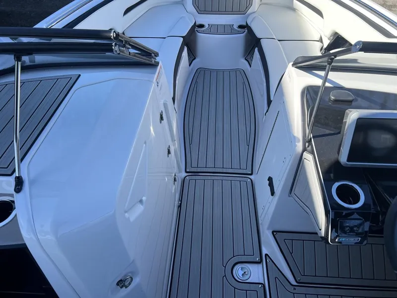 Slide: The Image of Yamaha 252SE 2025 - 6