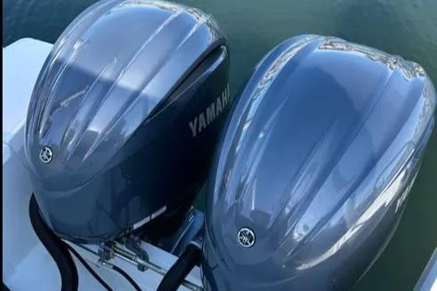 Slide: The Image of Twin Yamaha outboard engines on a 2021 Jeanneau Leader 9.0 WA boat. - 23