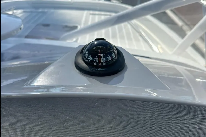 Slide: The Image of Compass on Jeanneau Leader 9.0 WA 2021 boat dashboard. - 39
