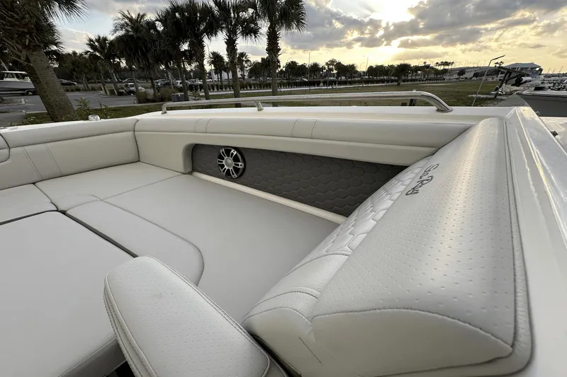 Slide: The Image of Sea Ray SDX 290 Outboard 2023 - 15