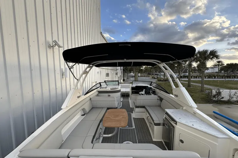 Slide: The Image of Sea Ray SDX 290 Outboard 2023 - 6