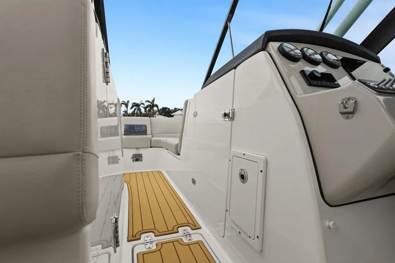 Slide: The Image of Boston Whaler 270 Vantage 2018 - 13