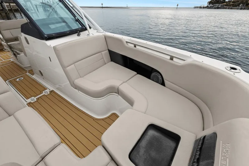 Slide: The Image of Boston Whaler 270 Vantage 2018 - 14