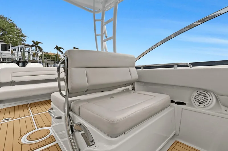 Slide: The Image of Boston Whaler 270 Vantage 2018 - 16