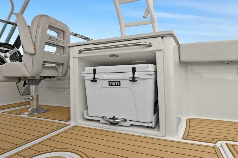 Slide: The Image of Boston Whaler 270 Vantage 2018 - 17