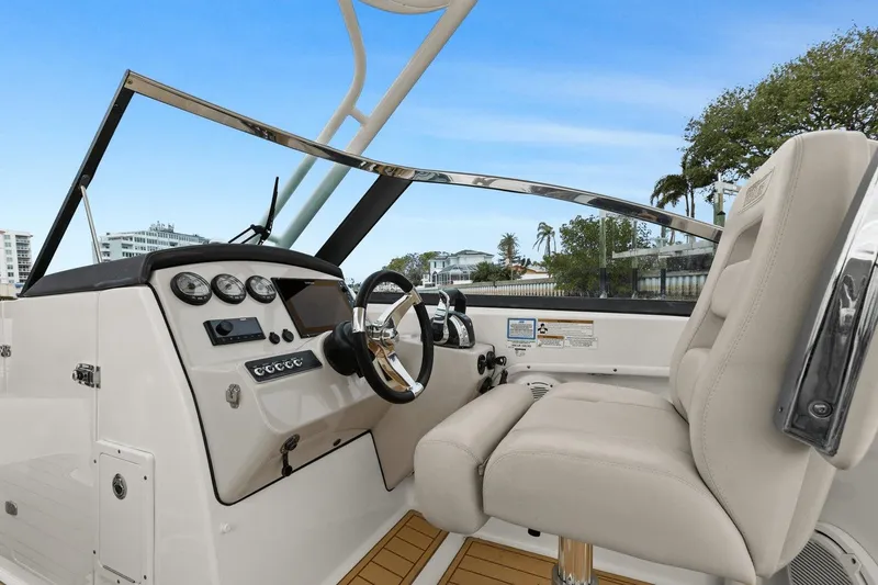 Slide: The Image of Boston Whaler 270 Vantage 2018 - 18
